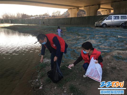 2.2志愿清洁河畔环境