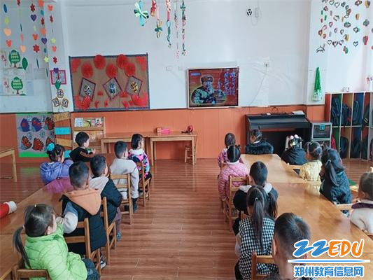 登封市徐庄镇裕刘社区幼儿园组织孩子观看《雷锋》电影