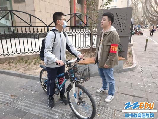 教师志愿者李宇飞宣传普及交通安全知识 教师志愿者李宇飞宣传普及交通安全知识