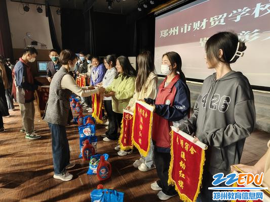 6.政教处老师为获奖学生颁奖