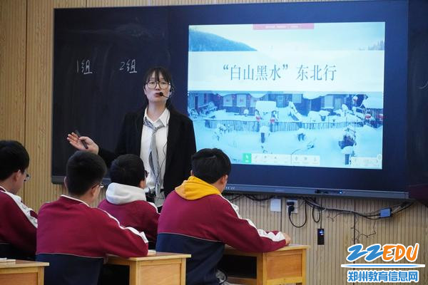 5刘冰老师在送教活动中上课