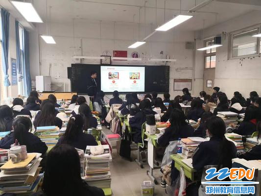 22级学前教育班主任叶子坚向学生讲解近代中国发展史