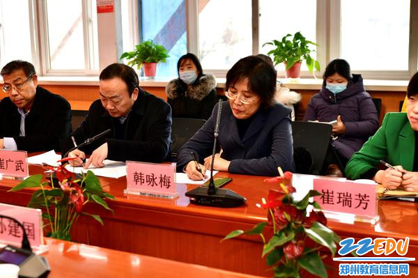中残联教育就业部副主任韩咏梅记录座谈会教师提出问题