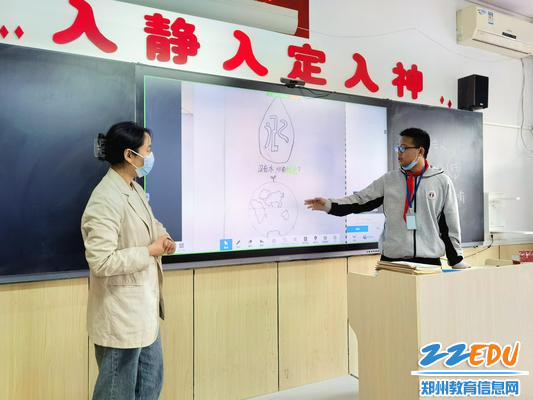 学生上台分享创意满满的招贴 学生上台分享创意满满的招贴