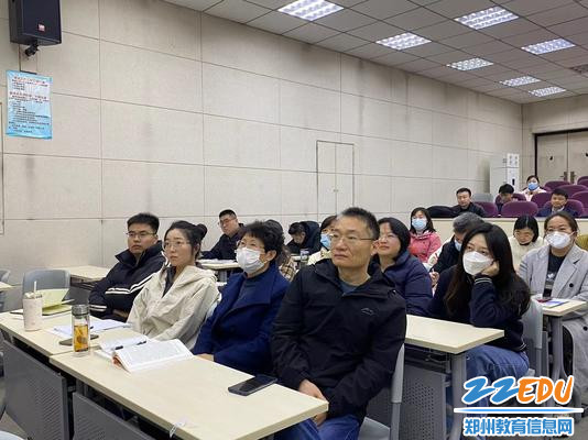 语文组教师专心听讲 语文组教师专心听讲