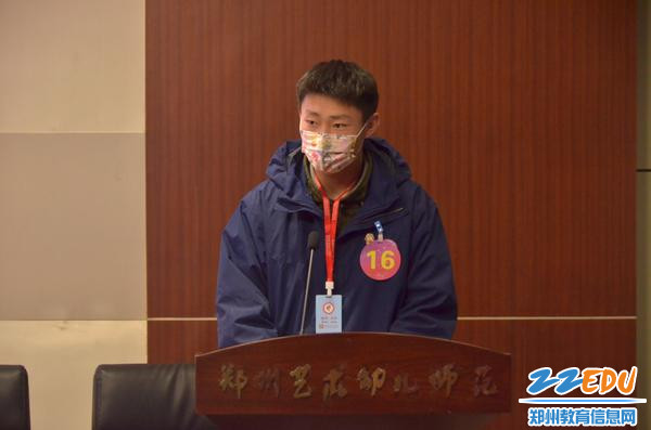 16号竞选选手进行国旗班负责人竞选演讲答辩 16号竞选选手进行国旗班负责人竞选演讲答辩