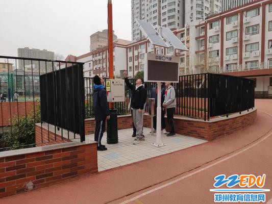 师生共同探究校园气象站 师生共同探究校园气象站