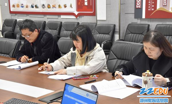 3课题组成员认真查看前期成果 3课题组成员认真查看前期成果