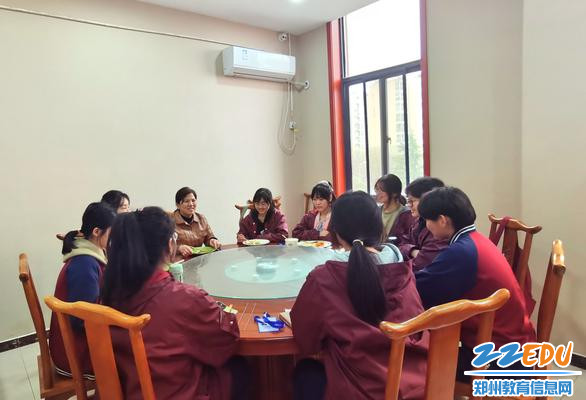 新一届校长助理团成员与校长段亚萍举行第一次共进午餐活动
