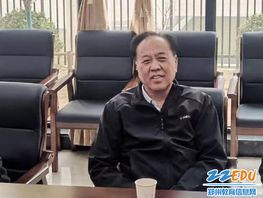 离退休干部代表、郑州市教育局原副局长郭金汉发表参观感言