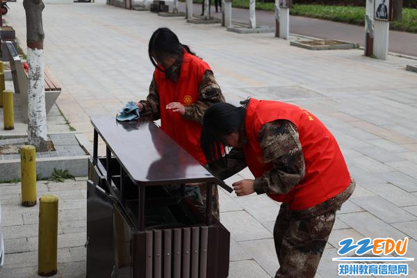 2志愿者清洗垃圾桶表面灰尘 2志愿者清洗垃圾桶表面灰尘