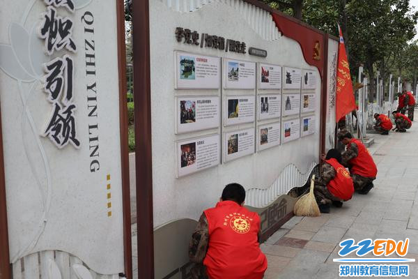 6擦拭党史长廊展板 6擦拭党史长廊展板