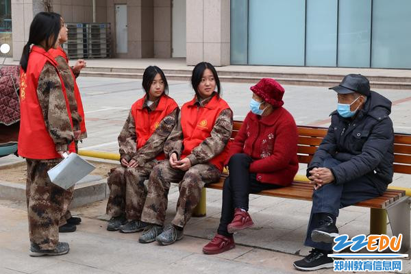 7与社区老人交流谈心 7与社区老人交流谈心