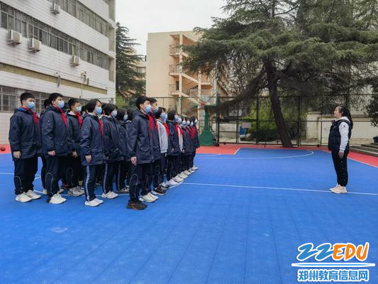 体育组老师课前讲解安全常识 体育组老师课前讲解安全常识