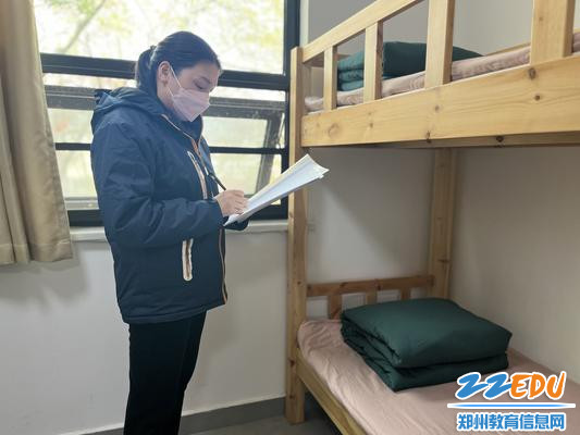 宿管老师进行优秀寝室量化考核 宿管老师进行优秀寝室量化考核