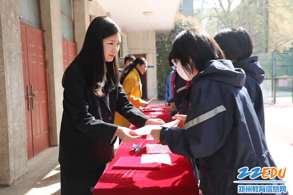 为优秀寝室长颁发奖状 为优秀寝室长颁发奖状