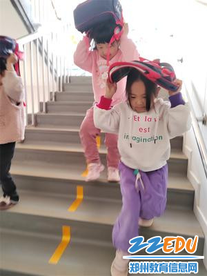 2.2幼儿在地震演练中安全迅速下楼梯