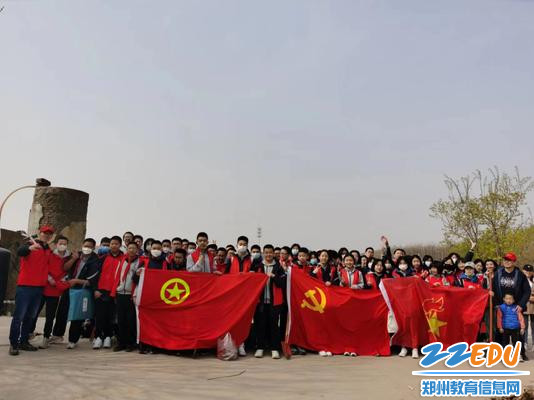 郑州八中开展“党团队员手拉手”主题植树活动