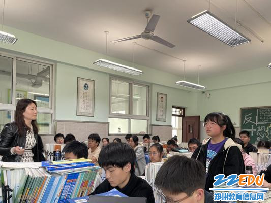 3李艳玲老师正在与学生交流互动