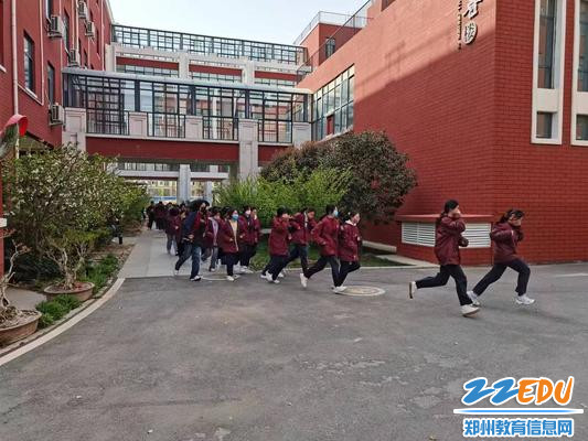 学生按照疏散路线快速有序去安全地点