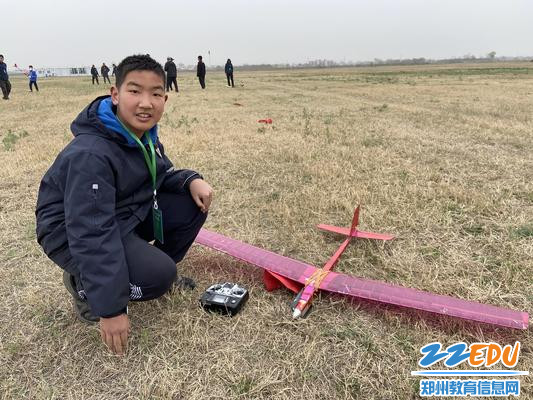 P5B电动模型滑翔机比赛队员王溶正在做准备工作