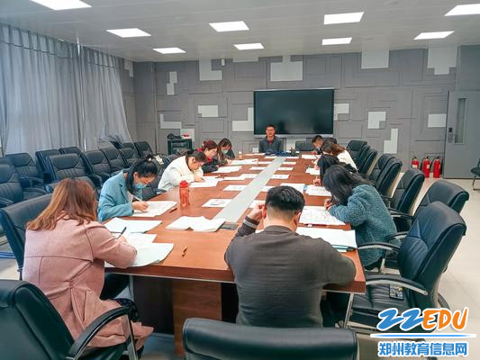 3.教务处主任高保军在监考综合科目考试 3.教务处主任高保军在监考综合科目考试