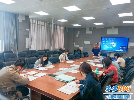 4.教务处副主任李鹏在监考英语科目考试 4.教务处副主任李鹏在监考英语科目考试