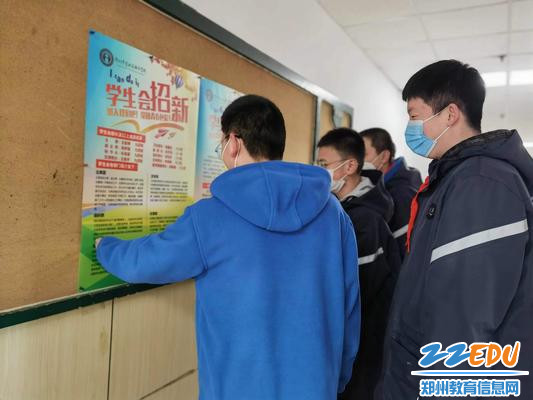 2025届学子驻足围观 2025届学子驻足围观