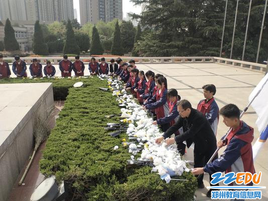 6.师生向烈士献花