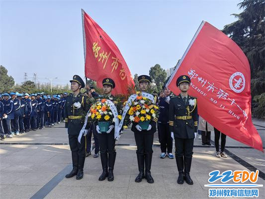 3.团员代表向烈士献花