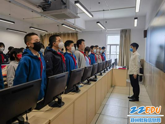 师生同唱一首歌《义勇军进行曲》 师生同唱一首歌《义勇军进行曲》