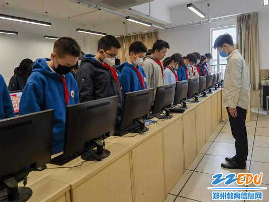 师生向英雄默哀致敬 师生向英雄默哀致敬