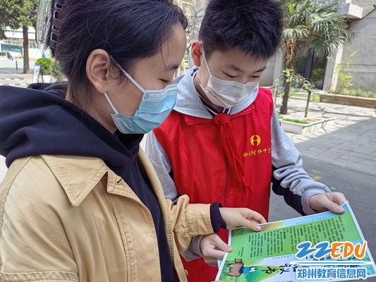 志愿者向老师发放“文明清明”倡议书 志愿者向老师发放“文明清明”倡议书