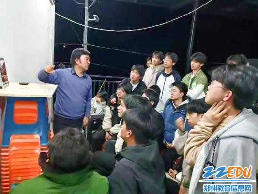 老师带领同学们评画 老师带领同学们评画