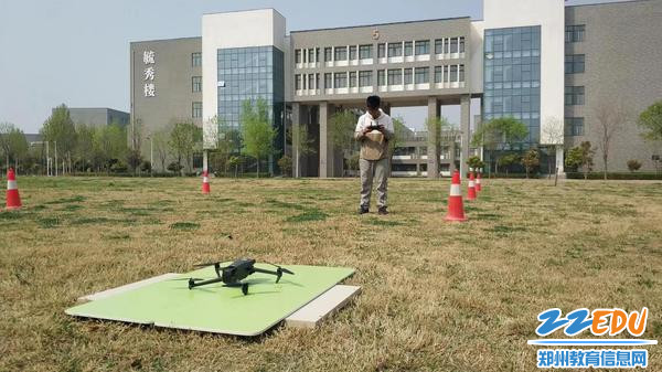 学生进行无人机实操考试 学生进行无人机实操考试