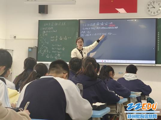 吴雅雯老师以幽默语言吸引学生注意力
