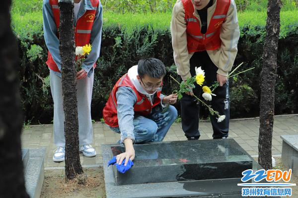 同学们动手擦拭墓碑上的浮土