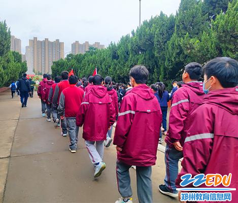 列队进入烈士陵园 列队进入烈士陵园