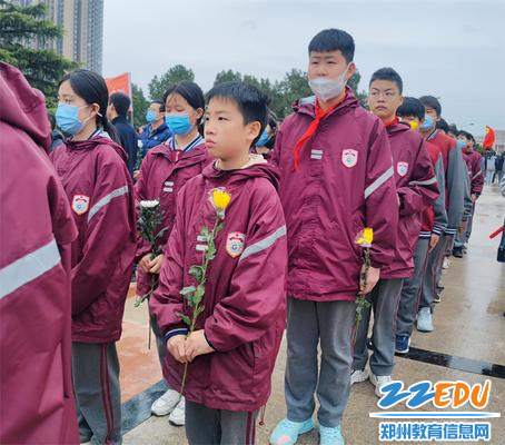 聆听老师讲解革命烈士精神 聆听老师讲解革命烈士精神