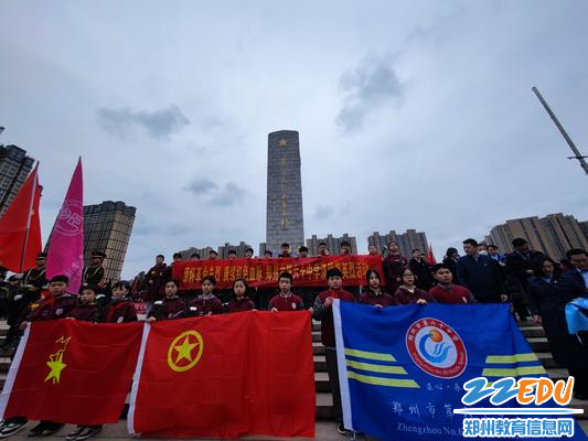 与英雄纪念碑碑合影 与英雄纪念碑碑合影