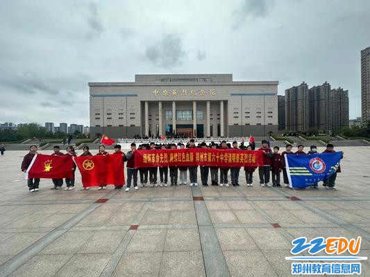 学生在纪念馆前合照 学生在纪念馆前合照