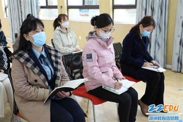 1郑州市教工幼儿园党支部书记园长陈春带领老师们向时代楷模张玉滚学习
