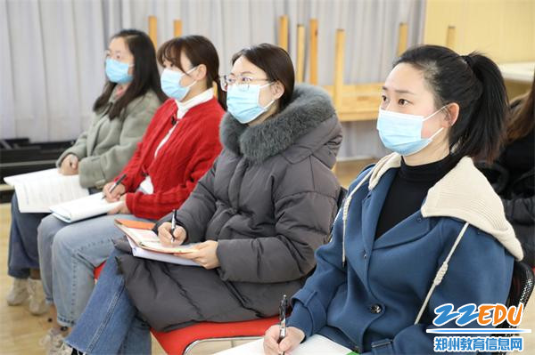 5现场老师认真倾听