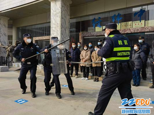 协同经八路派出所进行“反恐防暴”演练 协同经八路派出所进行“反恐防暴”演练
