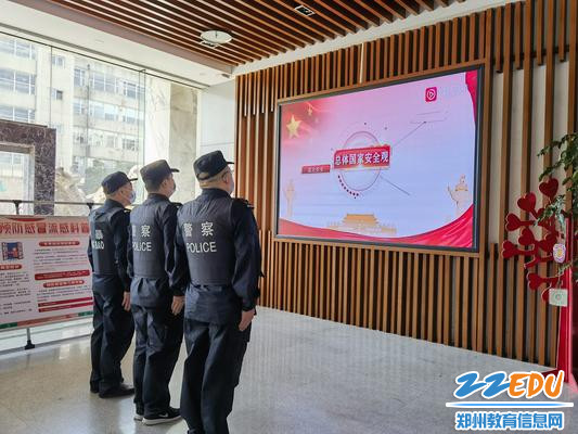 安保人员观看视频,了解总体国家安全观 安保人员观看视频,了解总体国家安全观