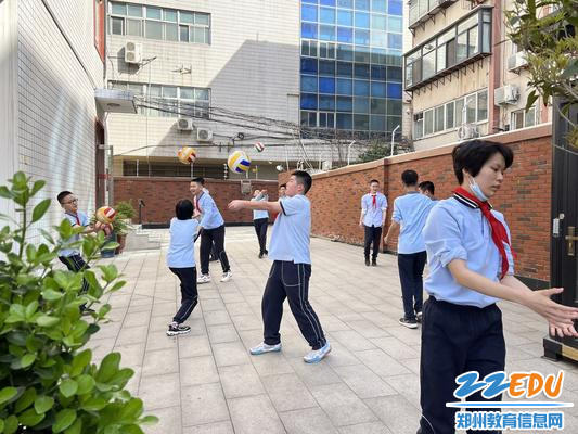 课间到处可见的垫球身影 课间到处可见的垫球身影