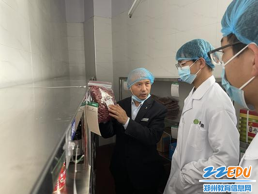 食堂经理讲解食品溯源情况 食堂经理讲解食品溯源情况