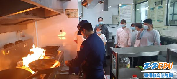 模拟演练餐厅后厨灶台起火如何正确使用灭火毯 模拟演练餐厅后厨灶台起火如何正确使用灭火毯