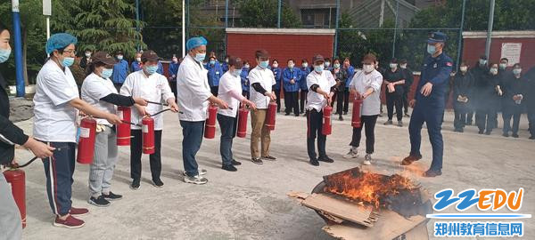 餐厅人员按照干粉灭火器使用方法进行实操演练 餐厅人员按照干粉灭火器使用方法进行实操演练