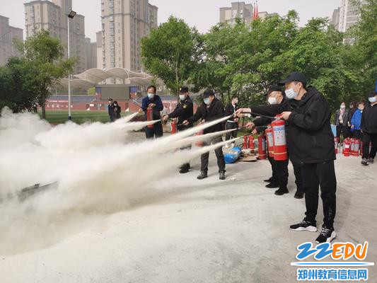 总务处主任高中亮和校园保安同组实操演练正确使用灭火器 总务处主任高中亮和校园保安同组实操演练正确使用灭火器
